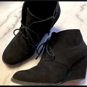 Universal Thread black wedge booties